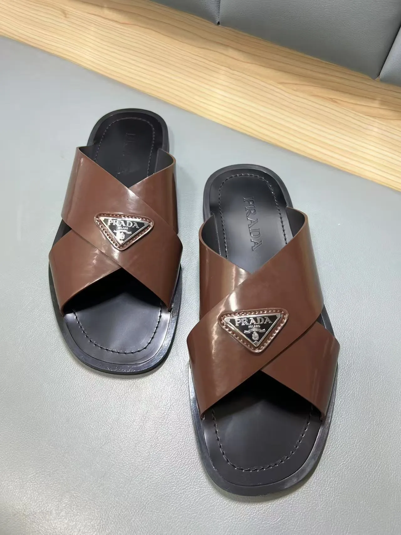 340💰PRADA Prada’s latest slippers are synchronized with the official website. This slipper is made of the brand’s unique and iconic Saffiano leather. The brand logo jumps out from the double straps, and the brand style is clearly visible. Cowhide gives men elegant charm and functional design, making it an ideal choice for vacation and leisure. Size:38-45